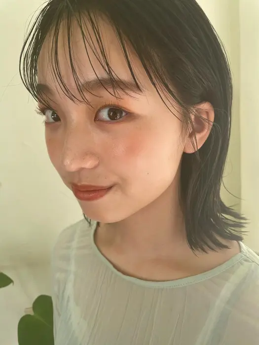 外ハネミディアムシースルーバング Flowers B O D所属 Flowers コマチヤ サキのヘアカタログ ミニモ