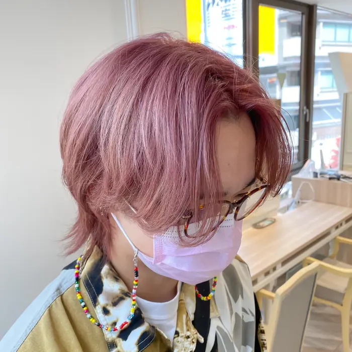 メンズのハイトーン大人気です センターパートウルフの髪型にブリーチ2回で 淡めのピンクカラーにさせ Nyny 梅田茶屋町店所属 茶屋町nyny 勇気のヘアカタログ ミニモ