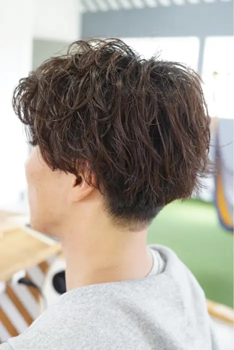 ランダムに巻いたスパイラルパーマで無造作な質感に前髪を上げてもあり 下ろしてもあり Ranch所属 小田嶋 将生のヘアカタログ ミニモ