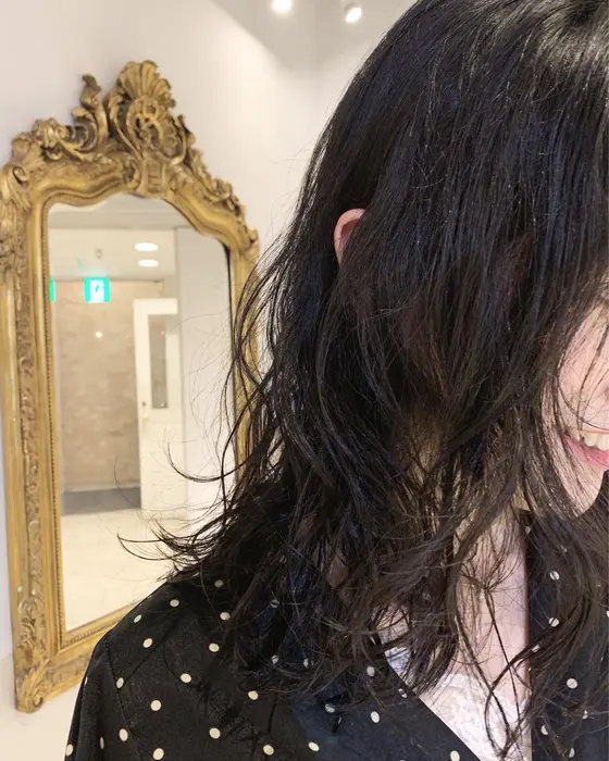 鎖骨下までカットして全体に軽くレイヤーを入れてます 黒髪でも重く見えないように根元からパーマをかけ La Lauren所属 山下 準弥のヘアカタログ ミニモ