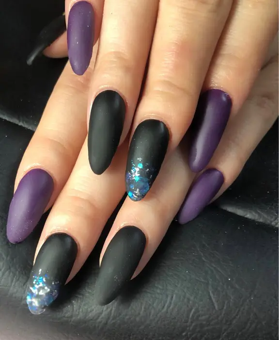 マットカラーの超クールネイル 魔女感あふれるシャキーンなフォルムが更にクール ๑ ㅂ و しーちゃんネイル所属 しーちゃんネイル 夜間深夜専門の ネイルデザイン ミニモ