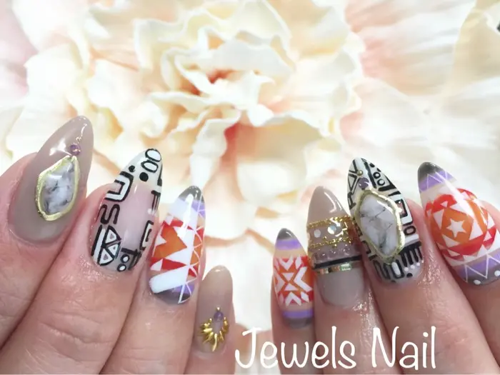 天然石 アフリカン柄ネイル 今年はエスニック アフリカンテイストにシフト Jewels Nail所属 ジュエルズ ネイル 店長のネイル デザイン ミニモ