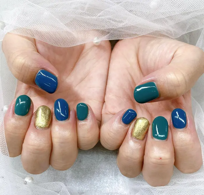3色ワンカラー 深めグリーンと深めブルーにゴールドのアクセントがとても素敵です ワンカラーはお Tese Nail所属 Tesenail Reinaの ネイルデザイン ミニモ