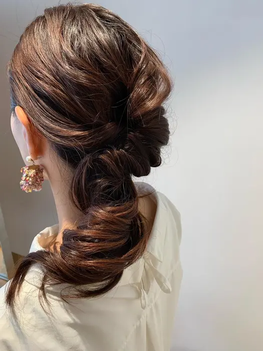 簡単なまとめ髪 くせ毛の方はご自身でねじって作れる アレンジです Belo Osaka所属 ヘアメイク Makikoのヘアカタログ ミニモ