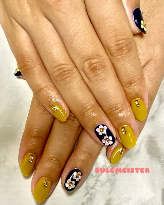 お客様ネイル 今月のおすすめデザインの中から選んでいただきました マスタードカラー ネイルサロン Tiara所属 Bule Meisterのネイル デザイン ミニモ