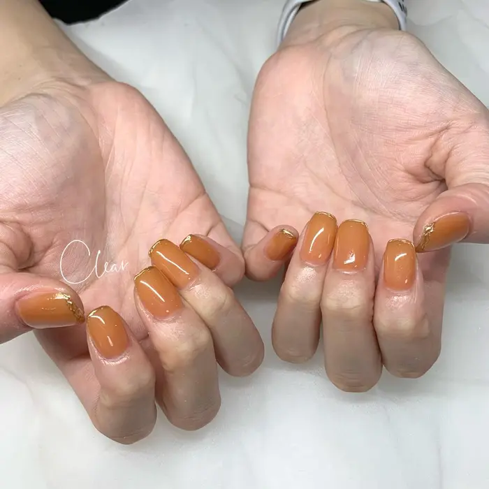 ちゅるんとブラウンオレンジに先端ミラーフレンチ クリア感のあるお色がとても可愛いです ミラ Nail Salon Clear所属 加藤 晴香のネイル デザイン ミニモ