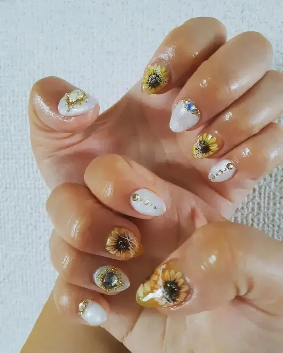 夏ネイル デザインネイルひまわりと キラキラスワロフスキーが輝き ゴージャスなネイルとなっておりま Maraviy Nail所属 高鳥 まどかのネイル デザイン ミニモ