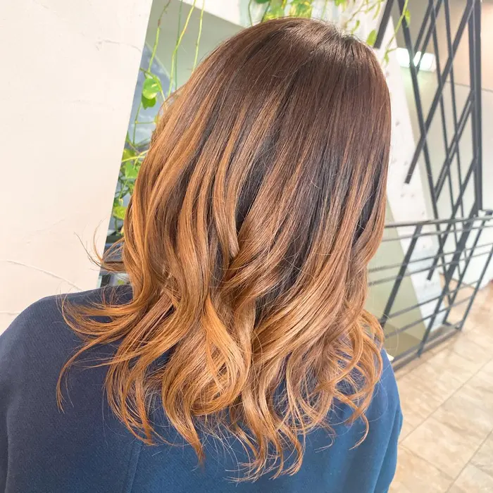 ミディアム 前上がりレイヤー 26mmのコテで巻くとさらにレイヤー感増します Visage Act所属 西屋敷 咲紀のヘアカタログ ミニモ