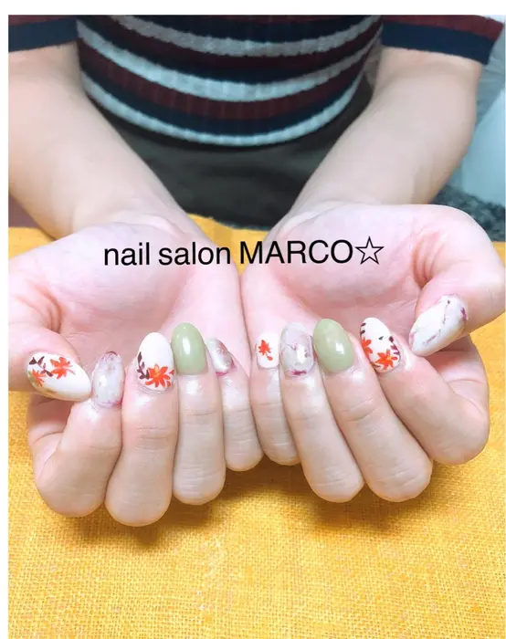 手描きの紅葉ネイルです Nail Salon Marco所属 徳弘 史織のネイルデザイン ミニモ