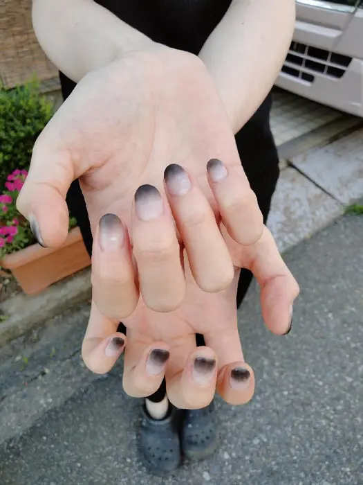 乳白色 ブラックグラデーションのマット仕上げ M Nail所属 Nailist Moriのネイルデザイン ミニモ