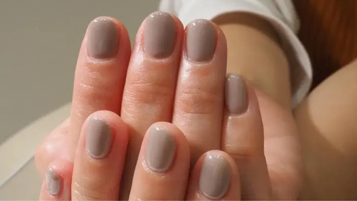 シンプルなベージュグレーのワンカラー 優しく清潔感のある指先になります シンプルネイルサロン チアリー所属 シンプルネイル 齋藤理惠のネイル デザイン ミニモ