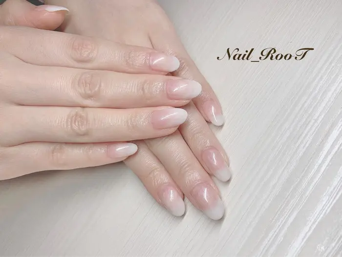 ヌーディーベース ホワイトグラデ Root Nail所属 Nail Rootのネイルデザイン ミニモ