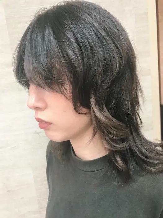 旬なウルフ 個性的なスタイル インナーカラーも引き立ちます Attrait アトレ 辻堂店所属 Momo Koのヘアカタログ ミニモ