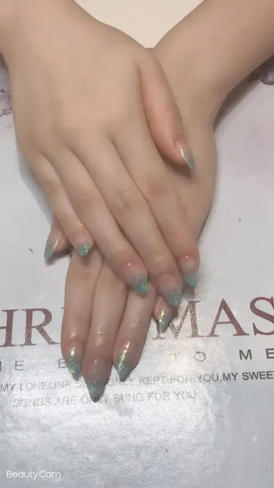 お客様のネイルです ラメグラデーションです お客様が気に入って頂いて こちも嬉しい気持ち Guarendo錦糸町店所属 アン ミユのネイル デザイン ミニモ