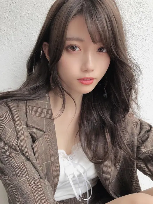 赤味のないグレージュカラーで 透け感たっぷり 全体のレイヤーがロングでも 動きのでるヘアスタイルに E M A Assort所属 田口 翔のヘア カタログ ミニモ