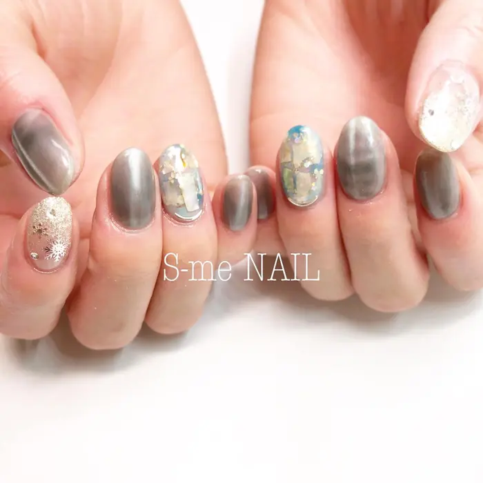 猫眼カラーと螺鈿アートのコラボ そして雪の結晶まで 豪華だけれど大人可愛い感じでお上品です S Me Nail所属 道尾 祥帆のネイル デザイン ミニモ