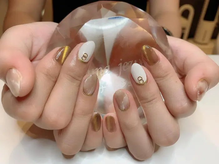 ワンカラー マグネット 大理石風 ゴールドパーツ Adite Private Nail Salon 所属 Adite Nailのネイルデザイン ミニモ