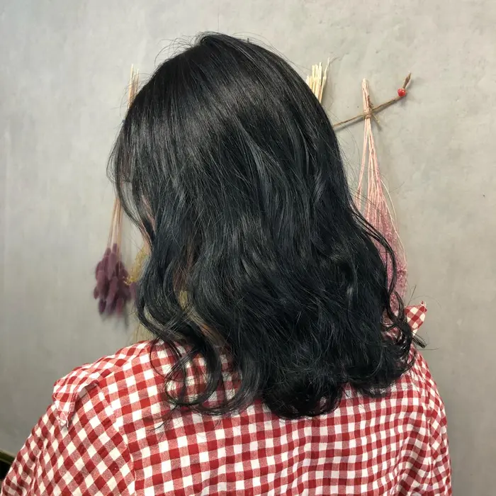 つやつやイルミナカラーでブルーブラック 青光りしてしまうほどの黒は街を歩いてても映えますね Ankhcross吉祥寺店所属 Azumi あづみのヘアカタログ ミニモ