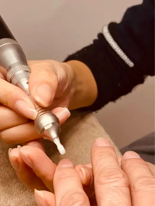 丁寧なウォーターケア 自爪専ケア門店ならではのワンランク上の仕上がり ネイルケア専門サロン Vitte 新宿御苑前所属 ネイルケア自爪専門 ドイツ式フットケアのネイルデザイン ミニモ