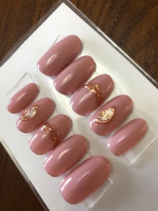 落ち着いたピンクのワンカラーにブロンズミラーのアート Eyelash Nail Liberte所属 Liberte 小越 のネイルデザイン ミニモ