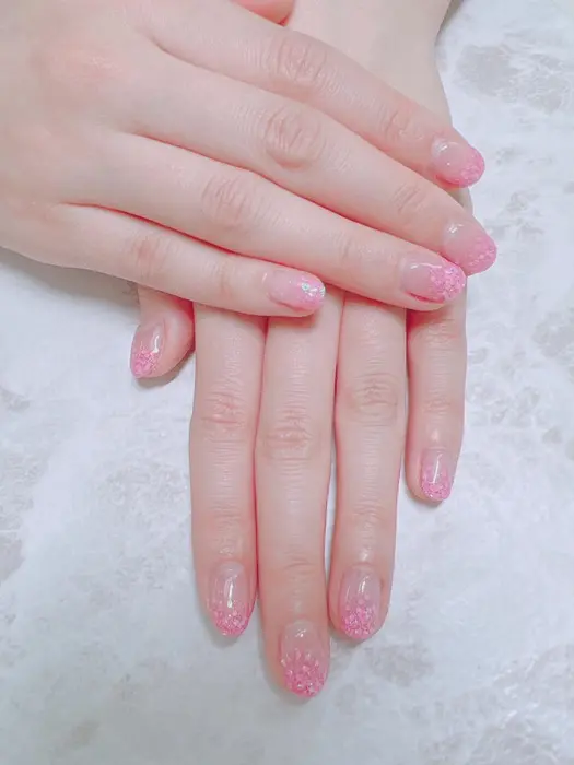 ラメグラデーションです ピンクのラメが桜みたいでとっても春を感じる綺麗なお手元に仕上がりました ネイルサロン Antellijan所属 Takeda Renaのネイルデザイン ミニモ