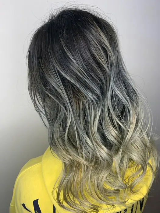 ダークルーツグレージュグラデーション バレイヤージュで全体ブリーチした後に 根元をわざと暗めのグ Earth岐阜店所属 ブリーチカラー専門家 Earth 井澤のヘアカタログ ミニモ