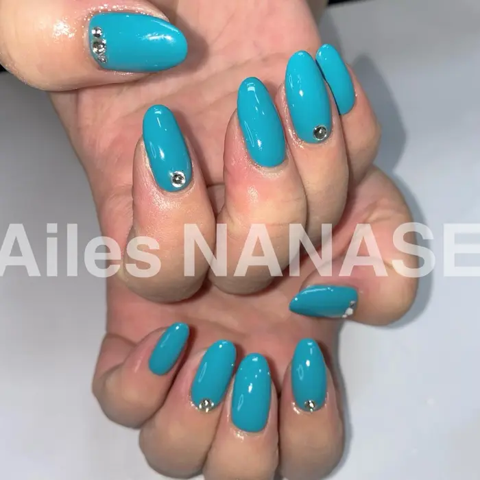 ストーン1本5つまで 150 ワンカラー 夏ネイル ターコイズブルー Ailes エル所属 Ailes さとう ななせのネイル デザイン ミニモ