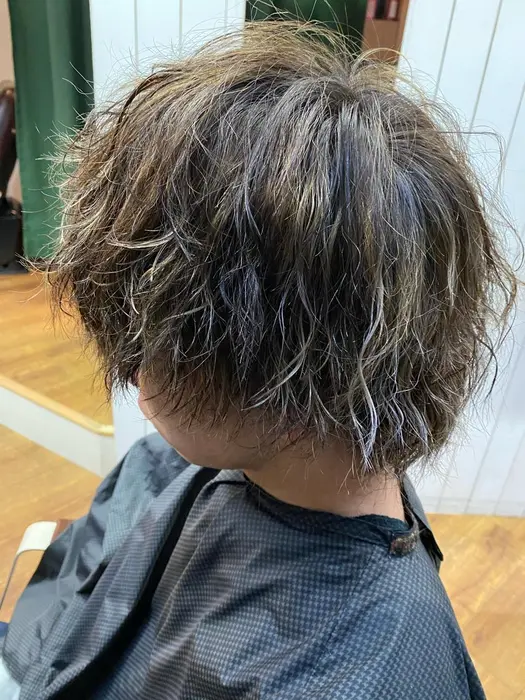 ハイライト 2 ツイストスパイラルパーマ 元々のダメージを考慮しながら トリートメントで保護して Labyrinth 心斎橋所属 心斎橋 艶髪オキタユウキのヘアカタログ ミニモ