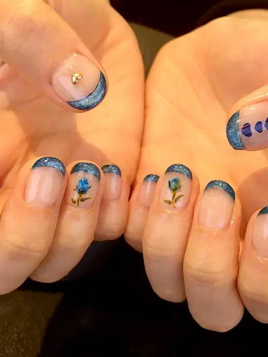 フレンチネイルにアートを3つ 50のストーンを1個乗せたシンプルですが おしゃれでめをひくデザイン Lit所属 Lit Nailのネイル デザイン ミニモ