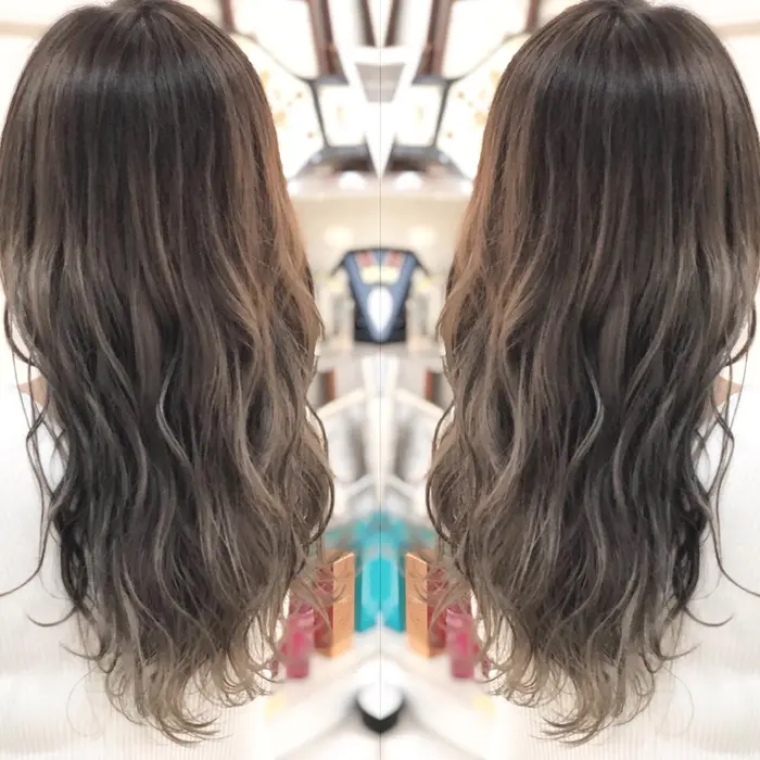 最高なバレイヤージュカラー 根元は暗め 毛先にかけて明るくなるグラデーションのバレイヤージュカラー Emio Crop Es所属 星野弘樹 パーマスペシャリストのヘアカタログ ミニモ