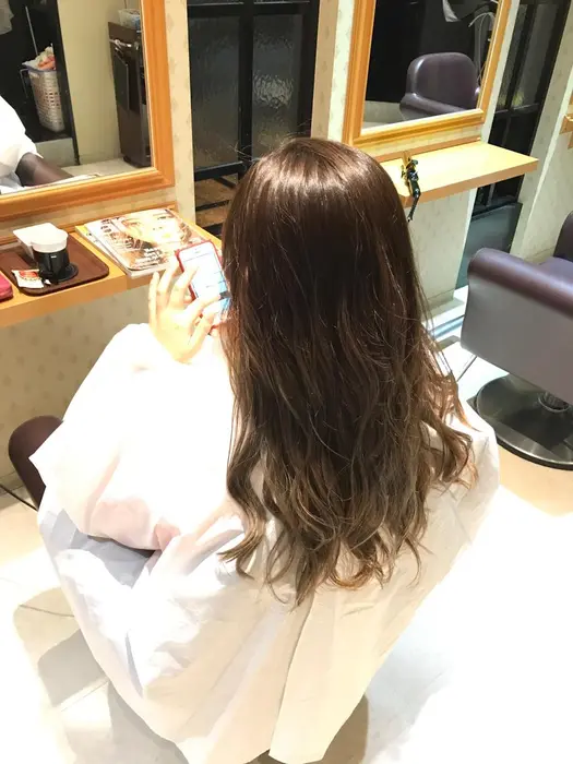 グレージュでグラデーション グラデーションですがブリーチ部分に しっかり色を入れて 自然な感じに Agu Hair グラン 吹田店所属 石川 清太 のヘアカタログ ミニモ