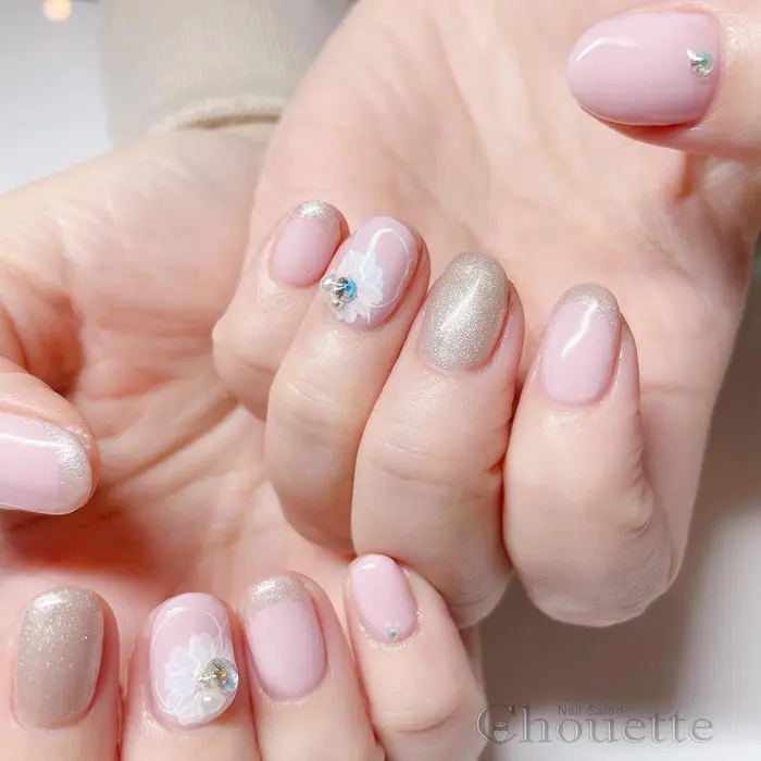 大人パステルピンクのフラワーネイル ピンク お花はどうやったって春らしいです お爪のサイズ Chouette 小俣ゆうこ所属 Chouette 小俣ゆうこのネイルデザイン ミニモ