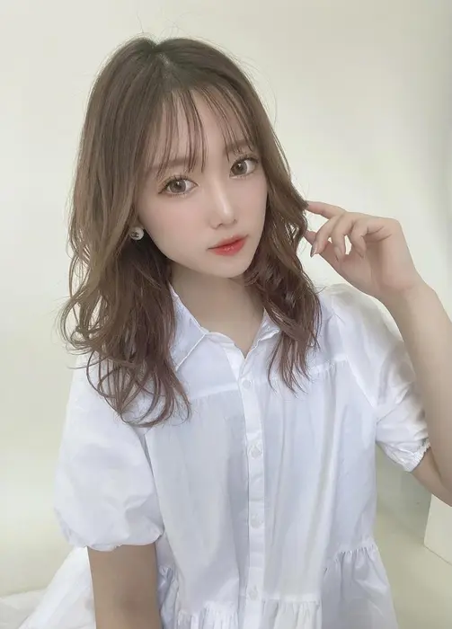 大人かわいい韓国風ミディアムヘア 韓国可愛いシースルーバングにミディアムレイヤーの人気スタイル 人 ルービック難波店所属 コスパ抜群杉野 みなみのヘアカタログ ミニモ