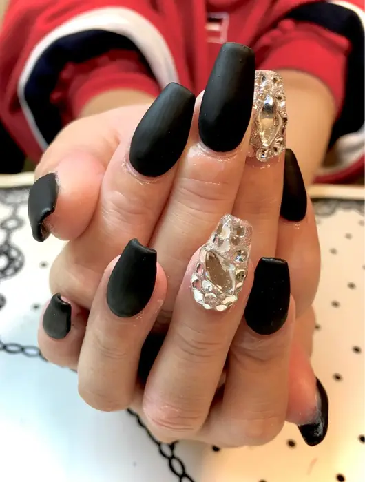 ストーン埋め尽くしは1本300円の追加ご料金になります 付け放題のコースはご料金内です Nailsalon Sugarr所属 Nailist Cocoのネイルデザイン ミニモ