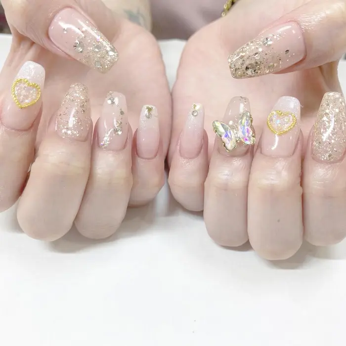 ベージュキラキラパーツネイル 1部有料パーツ Minami Nail所属 Haruka のネイルデザイン ミニモ ベージュキラキラパーツネイル 1部有料パーツ Minami Nail所属 Haruka のネイルデザイン ミニモ