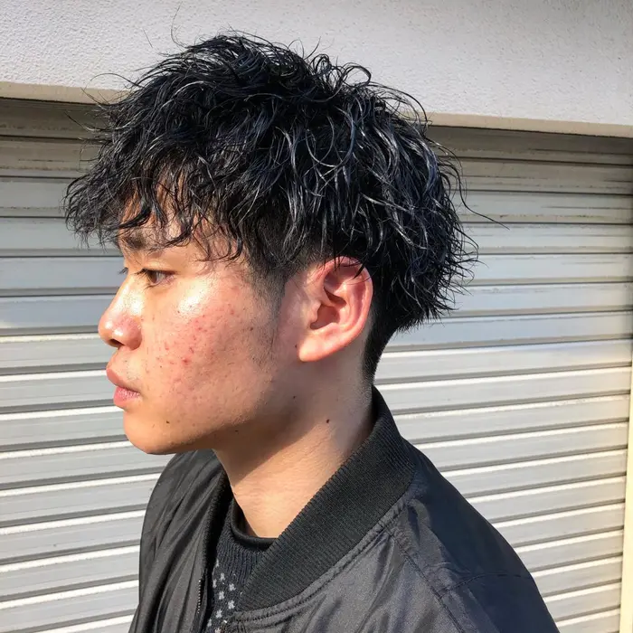 人気のツイストスパイラル パーマを強くかけ 刈り上げは丸みを 作らず まっすぐ刈り上げ 男らしい仕上 Ravo所属 トクダ リュウヘイのヘアカタログ ミニモ