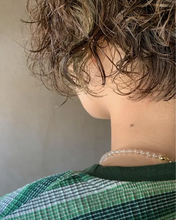 ショートのくるくるパーマ 襟足も可愛く女の子らしく Tete Nico所属 くるくるパーマ モエカのヘアカタログ ミニモ