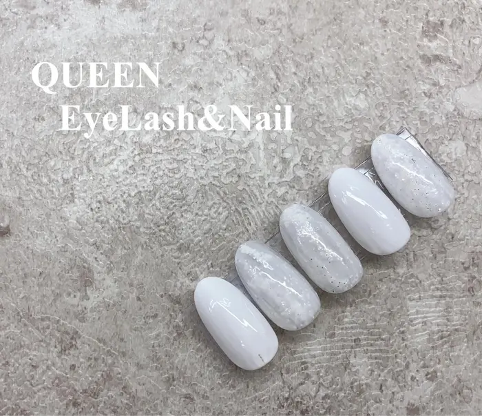 カラー追加 0 同じホワイトのワンカラーにラメを混ぜて変化をつけました Queen Eyelash Nail所属 Queen Nailのネイルデザイン ミニモ