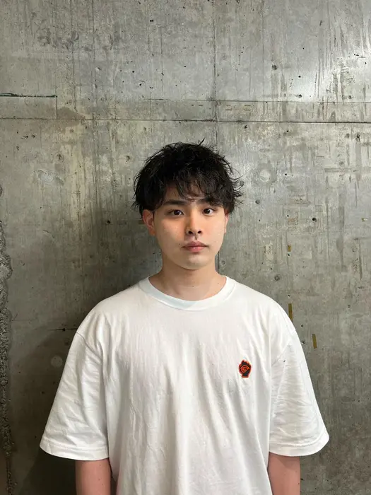 マッシュショートにツイスト緩めのスパイラルパーマをかけて 前髪を上げても下ろしてもいい感じです 簡単 Meraki荻窪駅前店所属 メンズパーマ Sunaoのヘアカタログ ミニモ