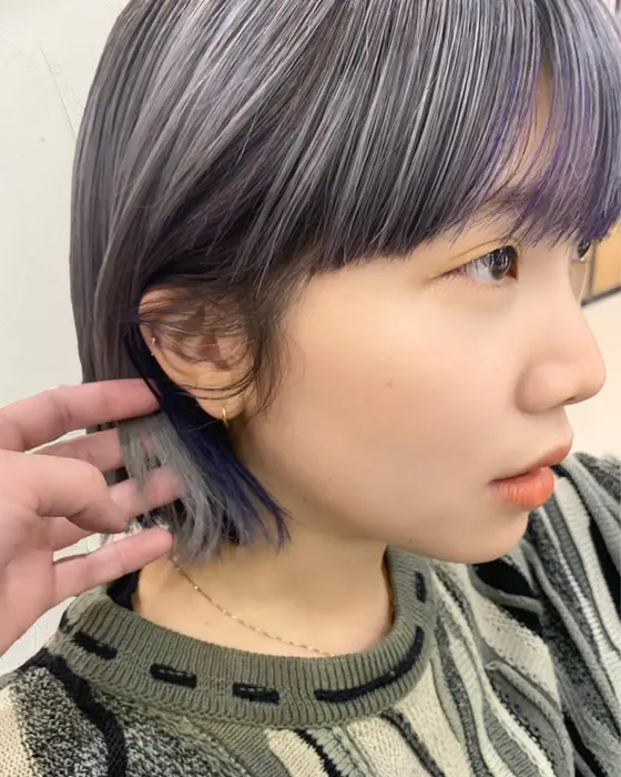 前髪と耳周りにはvioletのインナーカラー 全体には薄いgray Colorを マイクロハ The Remmy所属 あらき ちひろのヘアカタログ ミニモ 前髪と耳周りにはvioletのインナーカラー 全体には薄いgray Colorを マイクロハ The Remmy所属 あらき ちひろのヘアカタログ ミニモ