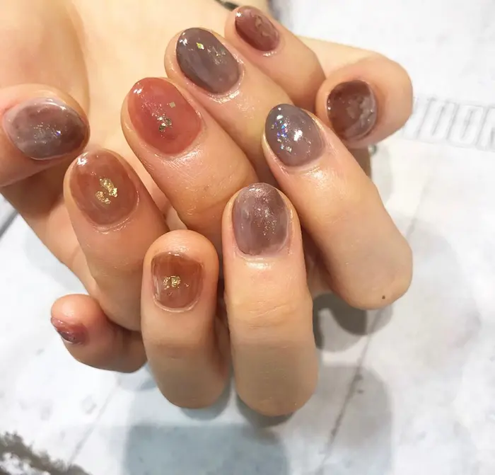 アースカラーに ふんわりくすみ赤オレンジをプラスしてアクセントに ありがとうございました Myugel青山店所属 田頭 みき のネイルデザイン ミニモ