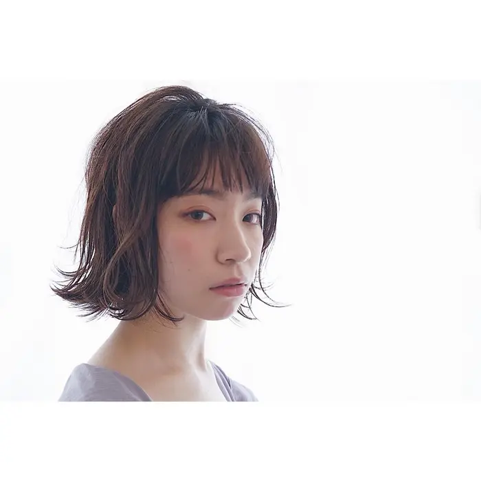 全体を外ハネにして 顔まわりだけゆるく中間巻きをいれる事で柔らかい雰囲気に仕上がります Casamar所属 千葉 アキラのヘアカタログ ミニモ