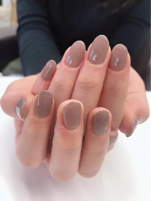 ワンカラー シアー感のあるグレーで大人っぽく Gossip Nail所属 Gossipnail 井手佐有理のネイルデザイン ミニモ
