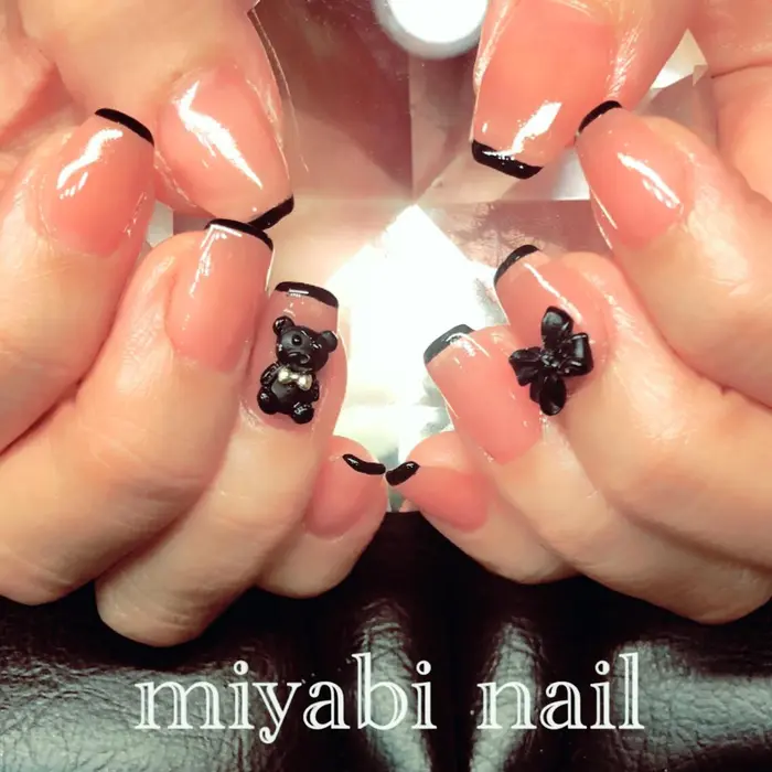 ベースカラーmaojel 606 ハーム ブラック細フレンチ くま リボンパーツをつけて女子ネイ 自宅サロン Miyabi Nail所属 Miyabi Nail 桂川駅近くのネイルデザイン ミニモ