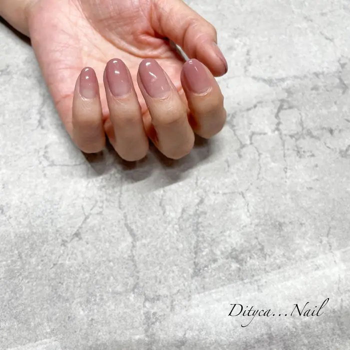 カラーグラデーション 肌馴染みの良いピンクベージュなのでオフィスネイルにもお勧めです ディティカネイル名駅店所属 Ditycanail Shioriの ネイルデザイン ミニモ