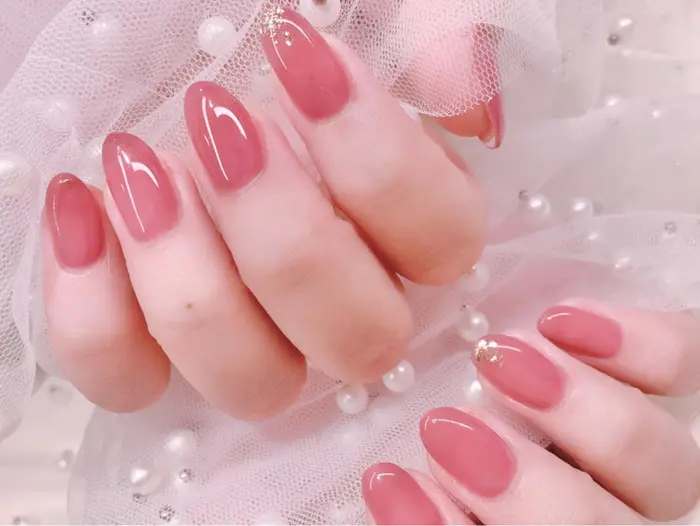 ヌードピンク系ワンカラー先端ラメ Ayumi Nail Eyelash所属 Ayumi Nail Saeのネイル デザイン ミニモ