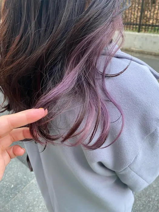 インナーカラー ピンクパープル 人気のパープルカラーにピンクを配合して 女の子らしい可愛いスタイルに Deco所属 山崎 優美のヘアカタログ ミニモ