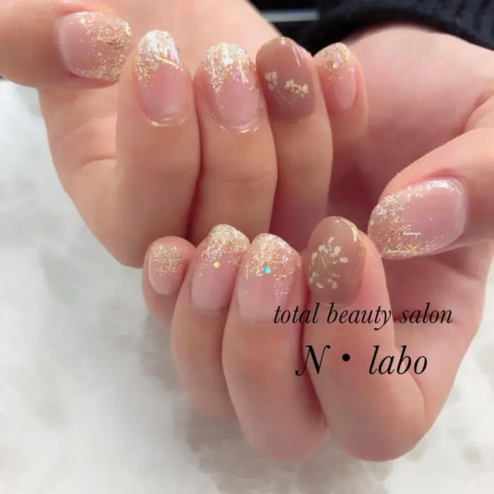 ネイル ラメグラデ ラメグラデーション 押し花 大人ネイル オフィスネイル トータルビューティーサロンn ラボ所属 Nailist R Nのネイル デザイン ミニモ