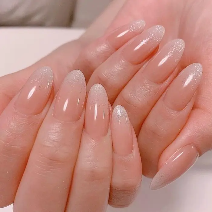 ベイビーブーマー ワンカラーベースに先端ホワイトグラデーション Nail Eyelash Salon Mailo 池袋店所属 Mailo 諏訪の ネイルデザイン ミニモ