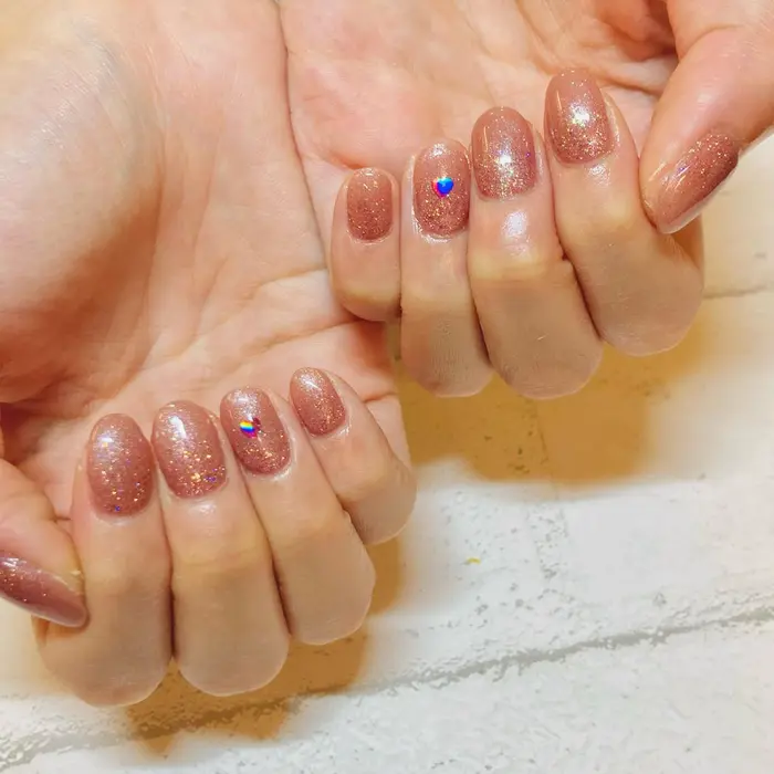 キラキラ可愛い系ネイルです ジェルネイル 横浜 横浜ネイル 横浜駅 キレイエ所属 伊藤 奈央 のネイル デザイン ミニモ